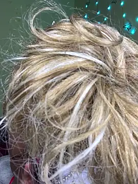 Seductive Yellow Titties online show from March 31, 11:27 pm