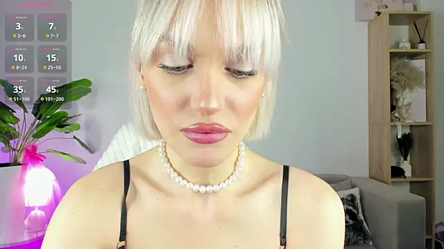 Ice Strawberry online show from April 2, 3:15 am