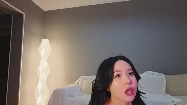 lunajii online show from December 14, 1:44 am