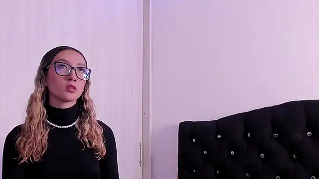 LauMiller online show from October 25, 11:33 pm