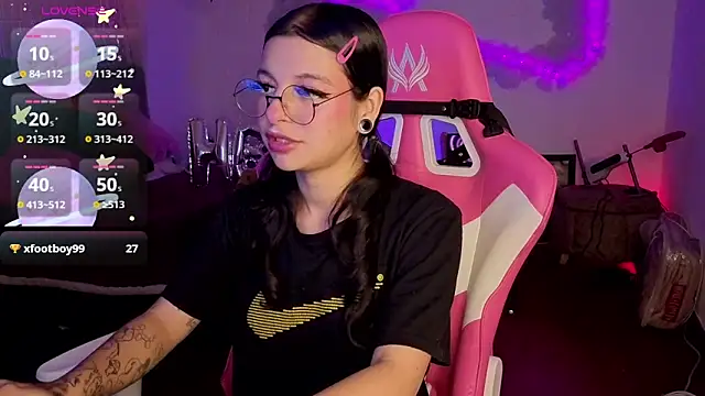 larah uwu online show from February 26, 8:41 pm