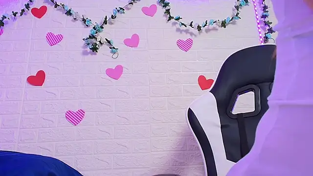 naomi diamond  online show from September 24, 3:11 pm