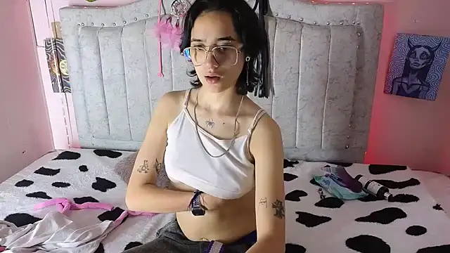 katalinathxandbritney1 online show from September 17, 10:52 pm