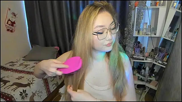 lyra x online show from December 23, 8:40 am