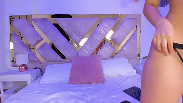 BriannaHill  online show from October 7, 12:31 pm