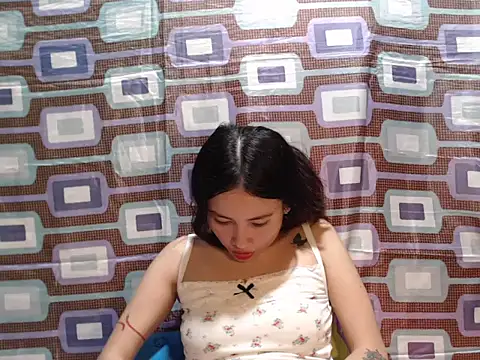 UrKitty lover18 online show from April 18, 7:58 pm