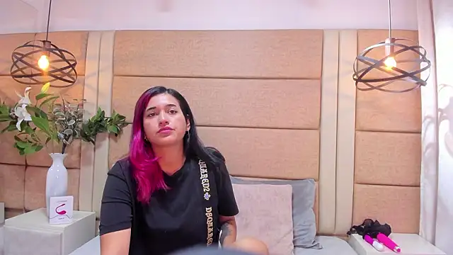 AnnieAndReach online show from January 19, 1:18 pm