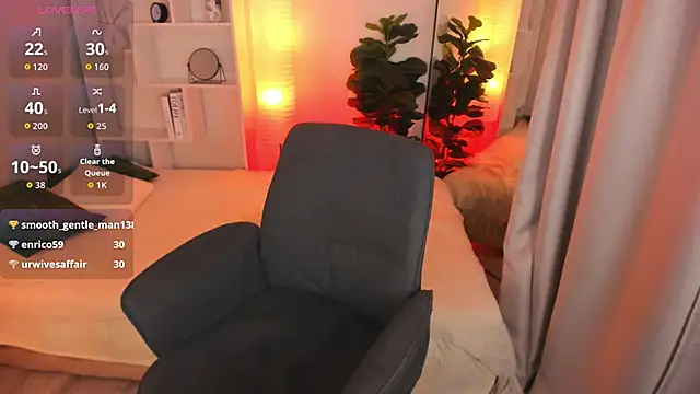 Julia Giulia online show from May 2, 10:02 pm