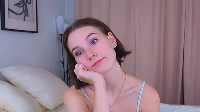 Snapshot of QueenieHathaway chatting on October 28, 2:39 am QueenieHathaway online show from October 28, 2:39 am