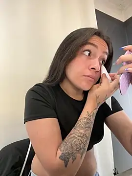 Alyha Cortes online show from October 27, 1:17 pm