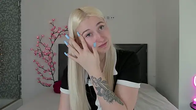 HollyTailors online show from March 22, 1:28 pm