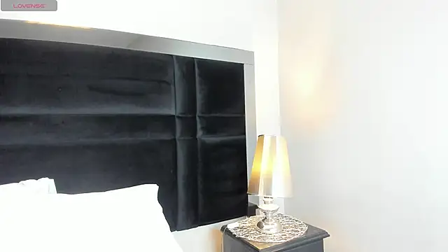 CarolineLee  online show from March 24, 10:37 pm