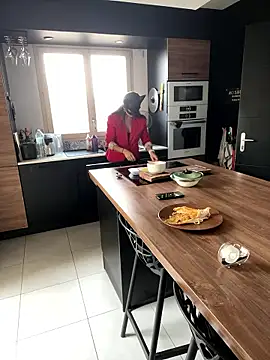 Snapshot of LesAmantsAE2 chatting on October 16, 9:56 am LesAmantsAE2 online show from October 16, 9:56 am