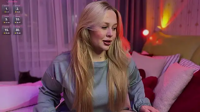 Estella Elwood online show from March 6, 11:00 pm