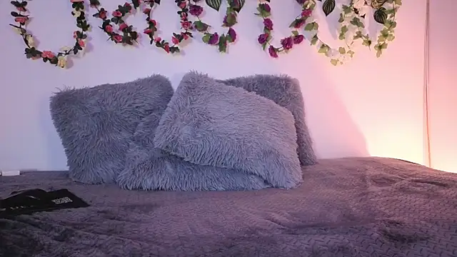 Lolarosesxs online show from September 10, 10:43 pm