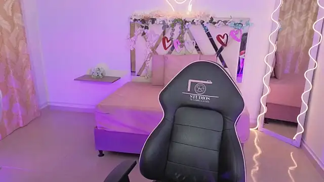 ZURY TAY online show from November 6, 11:49 am