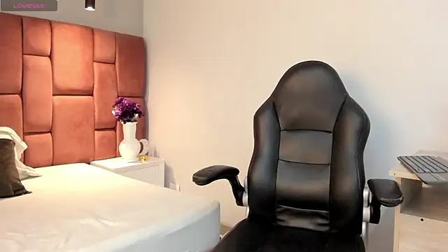 AlannaJonnes online show from October 1, 9:09 pm