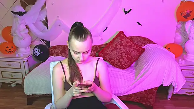 Snapshot of Kelly_Cartier chatting on October 24, 12:12 pm Kelly Cartier online show from October 24, 12:12 pm