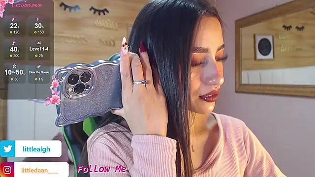 Abril Velvet a  online show from November 17, 7:36 pm