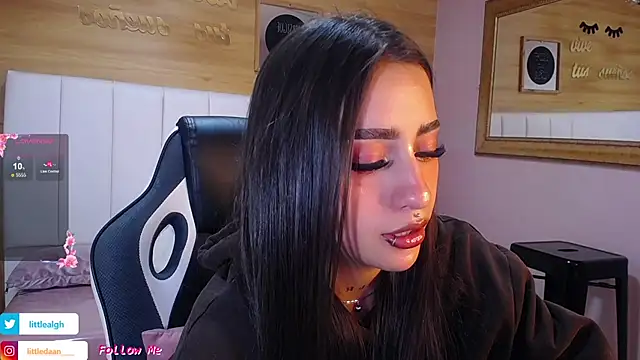 Abril Velvet a  online show from October 8, 8:24 pm