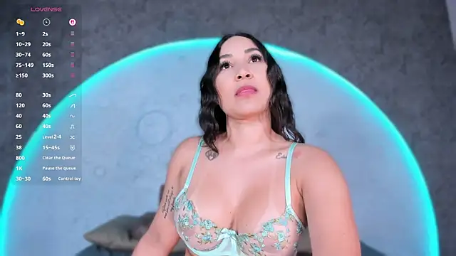 ReinaChloe online show from April 3, 5:00 pm