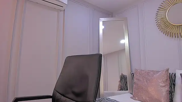 CharlotteBrownn  online show from February 4, 1:30 am