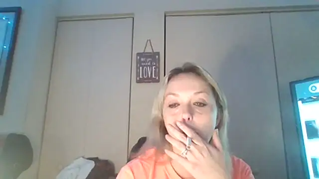 Candykissesxoxo online show from November 3, 9:35 am