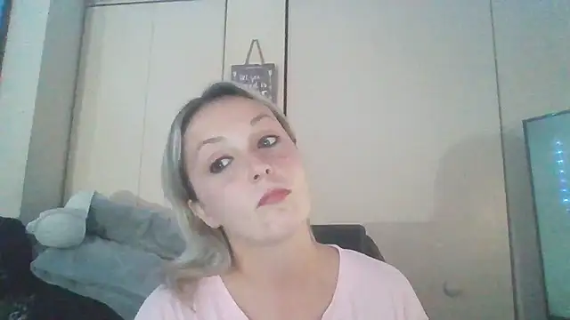 Candykissesxoxo online show from November 2, 7:23 am