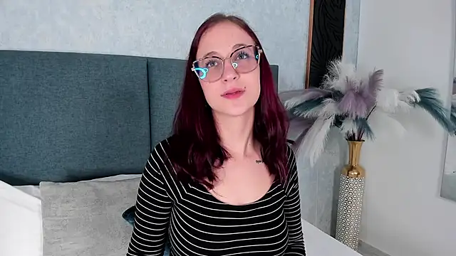 Laura Ivy online show from November 29, 1:15 pm