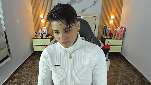 KAROLLJONES1 online show from October 4, 7:40 pm