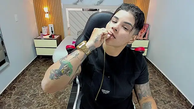 KAROLLJONES1 online show from October 29, 8:33 pm