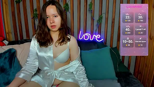 Snapshot of Laura_Ellinss chatting on September 23, 9:18 am Laura Ellinss online show from September 23, 9:18 am