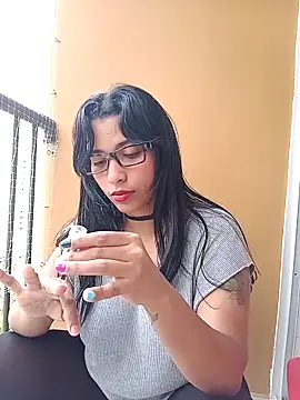 Vikyvoyeur online show from March 31, 8:20 pm