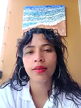 Vikyvoyeur online show from April 4, 5:45 pm