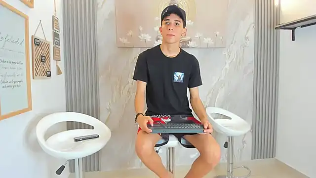 THREE GUYS HOT online show from December 14, 9:31 pm