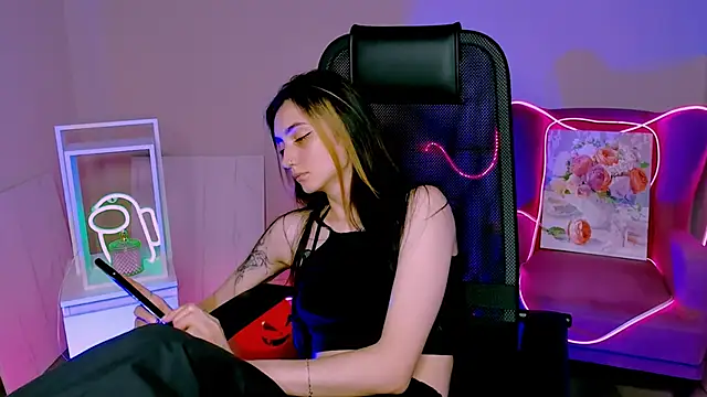 olivianorton online show from November 1, 3:05 pm