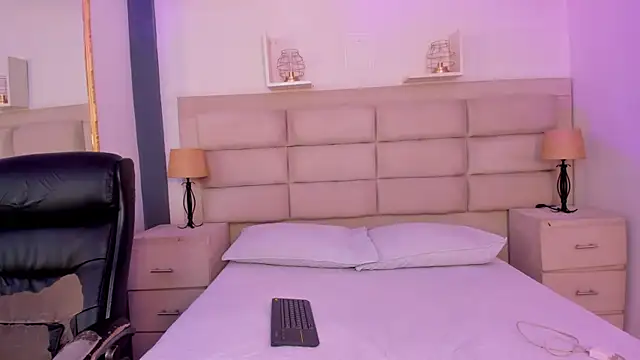 AphroditeSweet online show from October 28, 9:30 pm