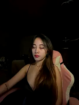 Yummiiieee28 online show from November 3, 11:53 pm