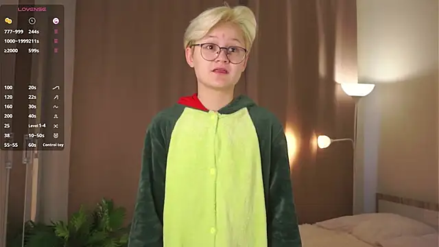 Snapshot of MargertDoyen chatting on October 14, 6:16 am MargertDoyen online show from October 14, 6:16 am