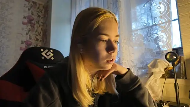 Snapshot of Witching_Moon chatting on October 21, 7:34 am Witching Moon online show from October 21, 7:34 am