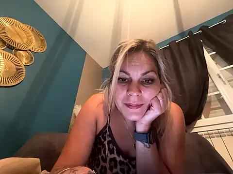 Snapshot of minettedusud chatting on October 6, 11:38 am minettedusud online show from October 6, 11:38 am