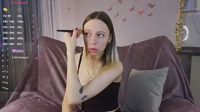 NyxaThorn online show from April 17, 4:09 pm