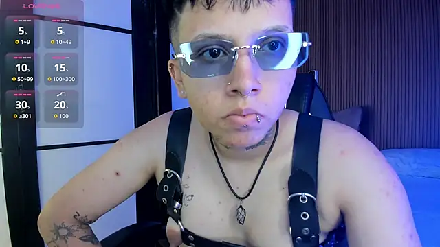 Snapshot of AlanRed_ chatting on October 21, 9:08 pm AlanRed online show from October 21, 9:08 pm
