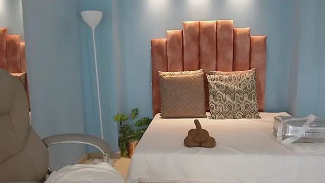 Milaa Star  online show from April 18, 3:53 am