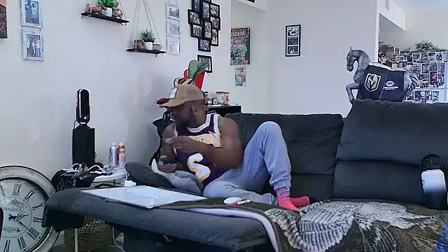 Snapshot of Str8ishVegasGuy chatting on October 25, 8:15 pm Str8ishVegasGuy online show from October 25, 8:15 pm