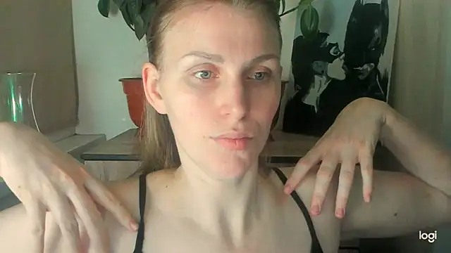 JuliaMuuun online show from May 10, 9:28 pm