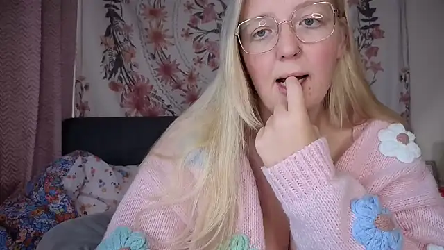 Daisyxoxo  online show from October 9, 8:40 am