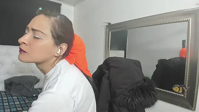 Snapshot of evelynesex chatting on October 15, 2:03 am evelynesex online show from October 15, 2:03 am