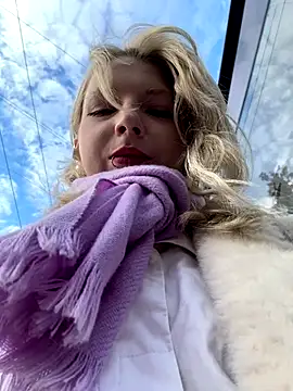 Snapshot of EveLittleSinner chatting on October 21, 11:25 am EveLittleSinner online show from October 21, 11:25 am