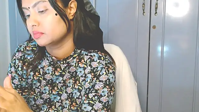 Indian GlowingMiax online show from September 23, 7:45 pm